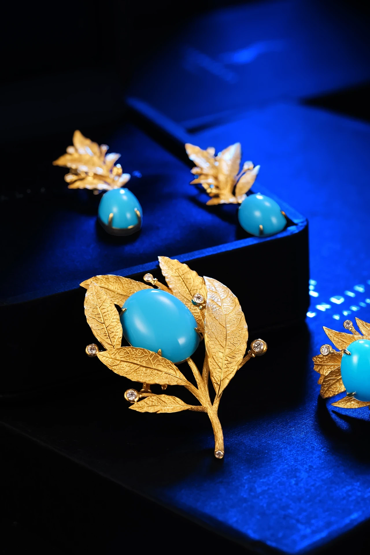 Turquoise and golden laurel