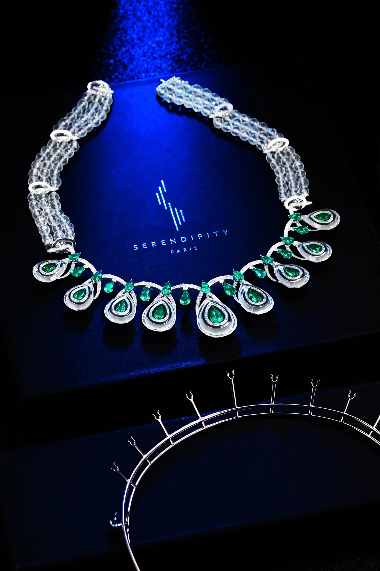 Möbius curves and floating emeralds